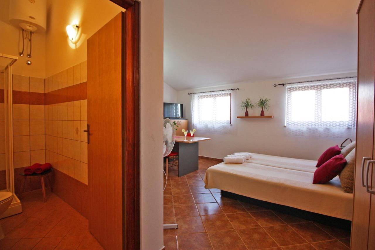 Brijunisol - 3 Apartments Top Position Near The Beautiful Beach Fažana Exteriör bild